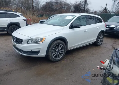 2017 Volvo V60 Cross Country T5 z USA, uszkodzony, nr VIN YV440MWK8H1037642